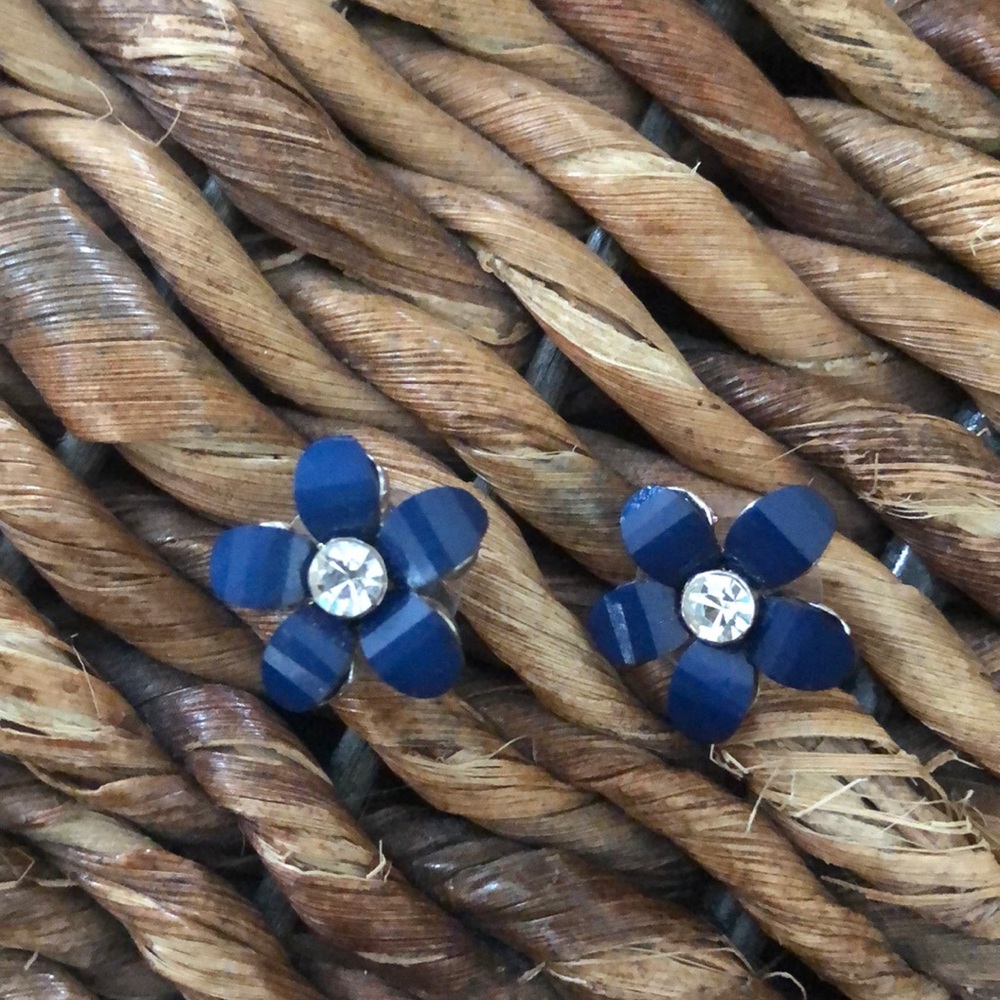 Blue enamel flower earrings w/rhinestone center